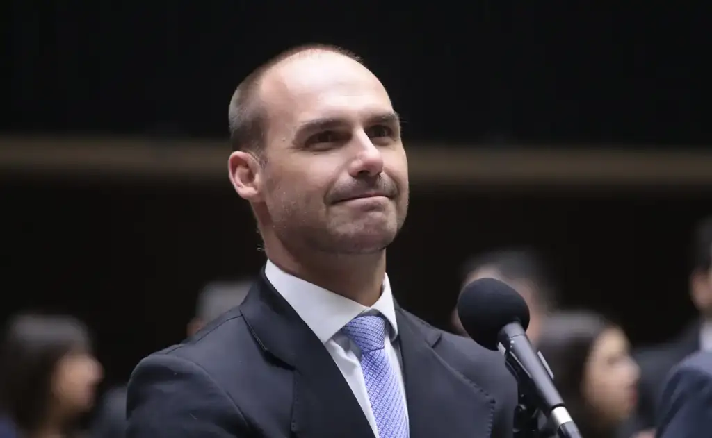 Moraes apontou na decisão que o deputado - que vive nos EUA desde fevereiro - tem fugido da notificação