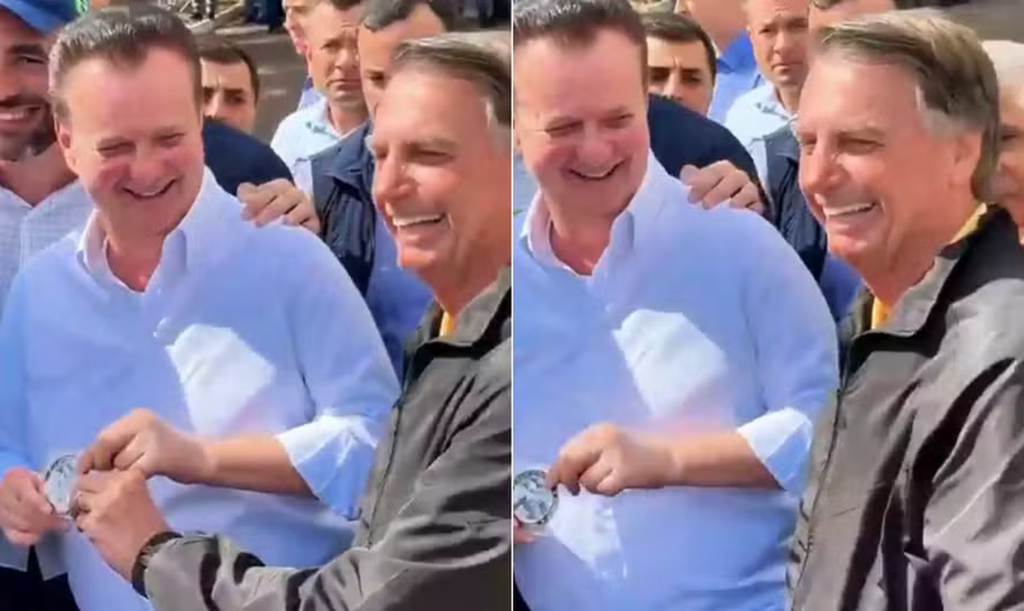 Bolsonaro entrega a vexatória medalha "imbrochável, imorrível, incomível"