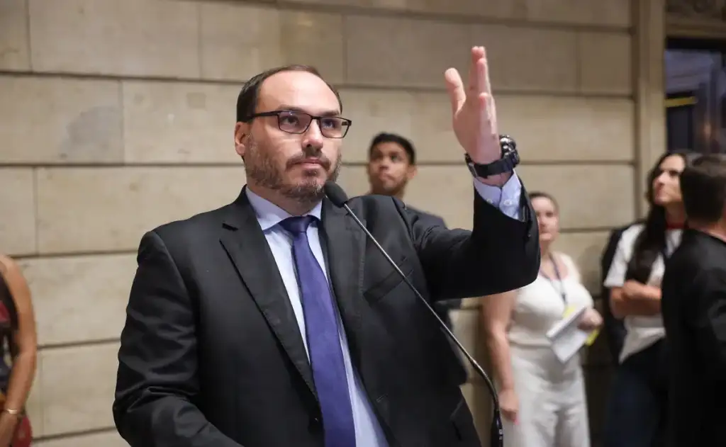 Filho de Bolsonaro tenta contestar informação de que nas negociações entre os dois países, seu pai não foi citado