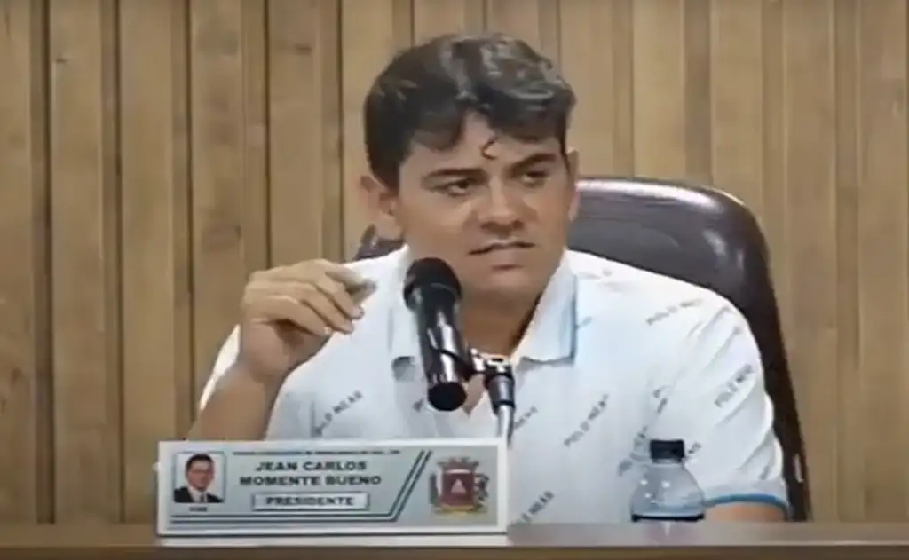Em fevereiro de 2024, Bueno proibiu que a parlamentar usasse uma camiseta do Movimento Vote Nelas