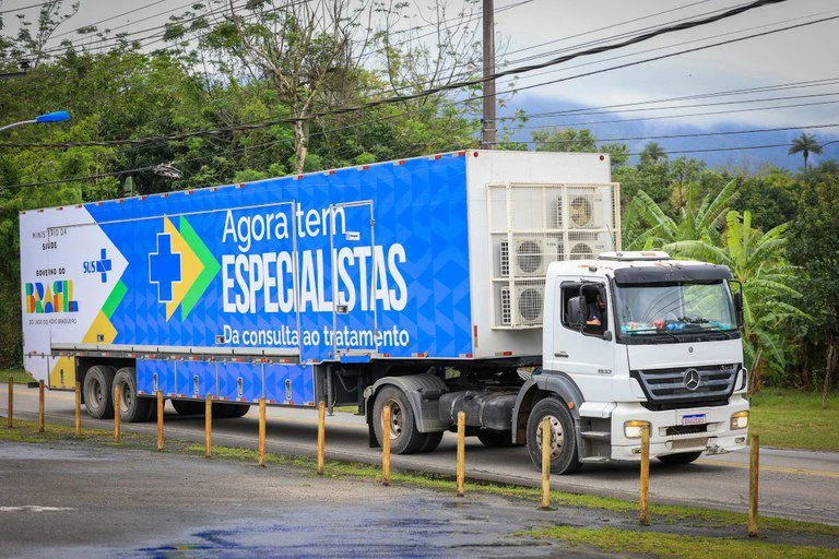 A imagem mostra uma carreta com a escrita "Agora tem especialistas".