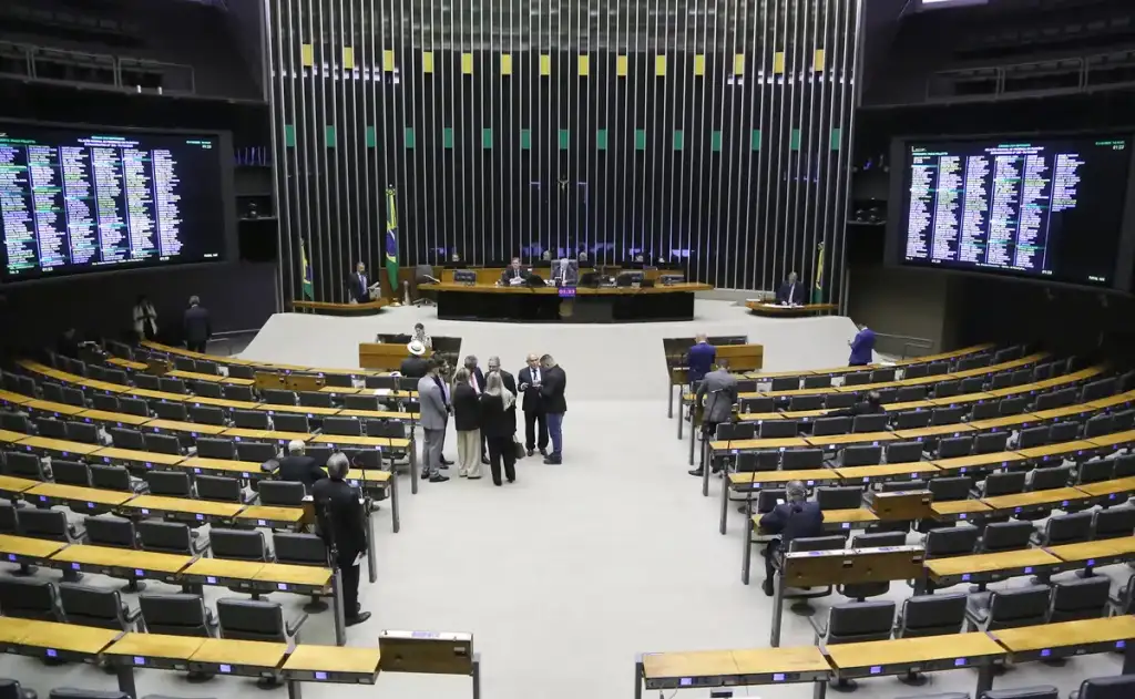 Atualmente são isentas quem ganha até R$ 3.036; no governo Bolsonaro só tinha isenção quem ganhava no máximo R$ 1.903