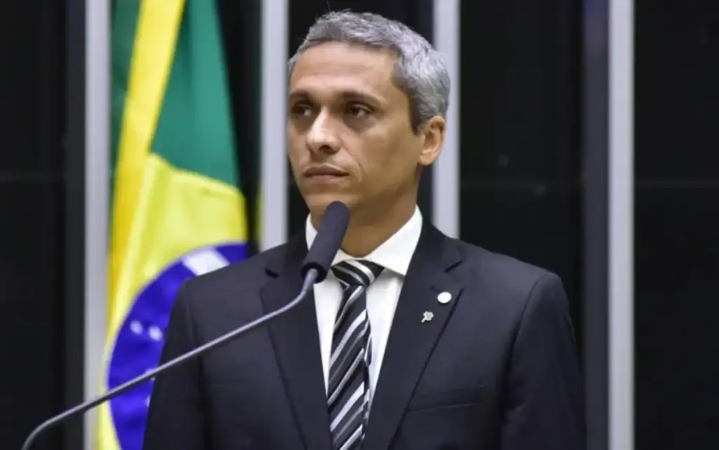 Câmara mostra mais da sua cara e suspende andamento de processo contra deputado Gustavo Gayer no Supremo Tribunal Federal