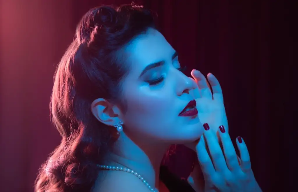 Carol Carmin lança seu primeiro disco, 'Azul Carmin’