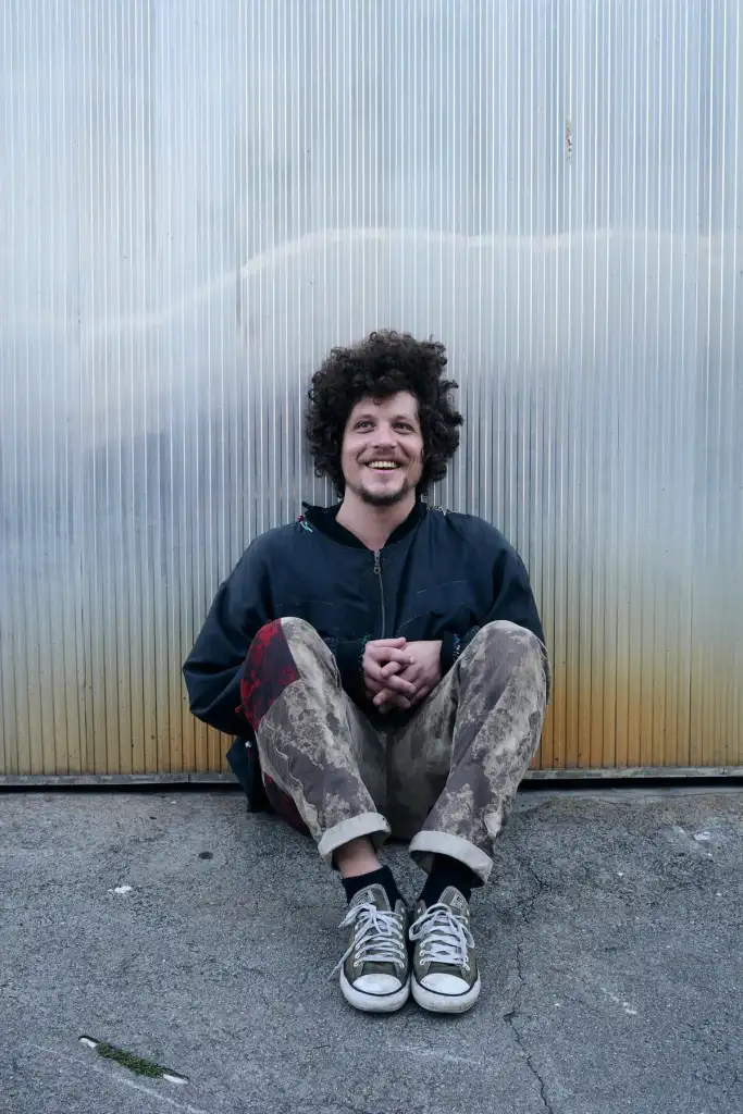 Chico Chico lança o álbum "Let It Burn - Deixa Arder"