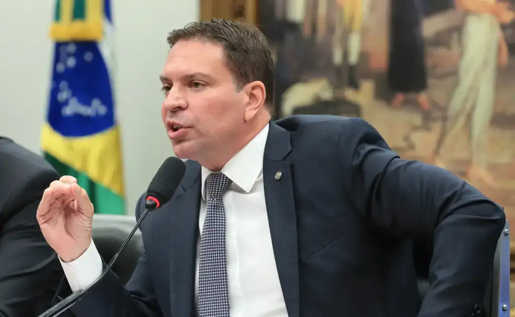 Deputado fugiu do país para escapar da prisão por participação na trama golpista, mas votou PL da Devastação dos EUA