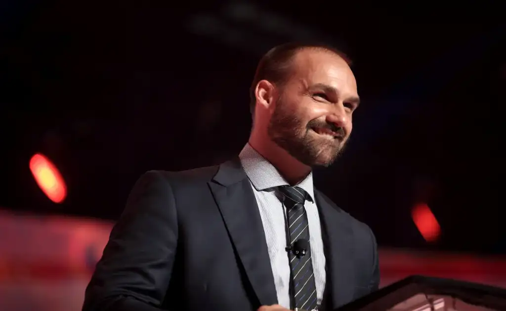 "O crime cresce quando o criminoso se sente confortável", também disse o deputado e filho de Jair Bolsonaro em 2019