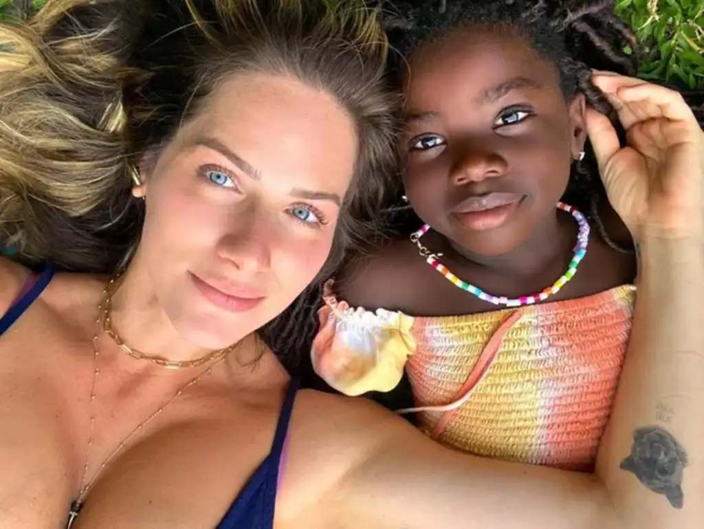Giovanna Ewbank rebate comentário racista sobre visual da filha, Títi