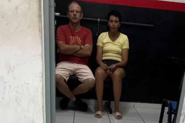 Uma mulher foi vítima de tentativa de homicídio motivada por intolerância religiosa em Mogi Mirim, interior de São Paulo. Miryan de Oliveira Silva, praticante de umbanda, foi esfaqueada sete vezes por um casal de vizinhos que invadiu sua residência no bairro Aterrado após meses de perseguição racista. De acordo com o boletim de ocorrência, Marcelo Aparecido Ramalho, de 54 anos, e Leide Cristiane da Silva Borges, de 39 anos, pularam o muro da casa da vítima por volta das 22h. Durante o ataque, Marcelo segurou Miryan enquanto Leide desferia múltiplas facadas em seu tórax e braço. A tia da vítima, Chayene Cavalcante, relatou que a perseguição começou pouco após Miryan se mudar para o bairro, no último mês de junho. "Começaram a aparecer papéis na casa dela com ameaças. O primeiro veio manchado, parecido com sangue, e dizia para ela sair do bairro, chamando-a de 'macumbeira'", contou. A violência psicológica escalou para danos patrimoniais: o muro da residência foi pichado com frases como "fora macumbeira" e "vai para o inferno", e os agressores chegaram a jogar fezes no quintal de Miryan antes do ataque físico culminar na invasão e esfaqueamento
