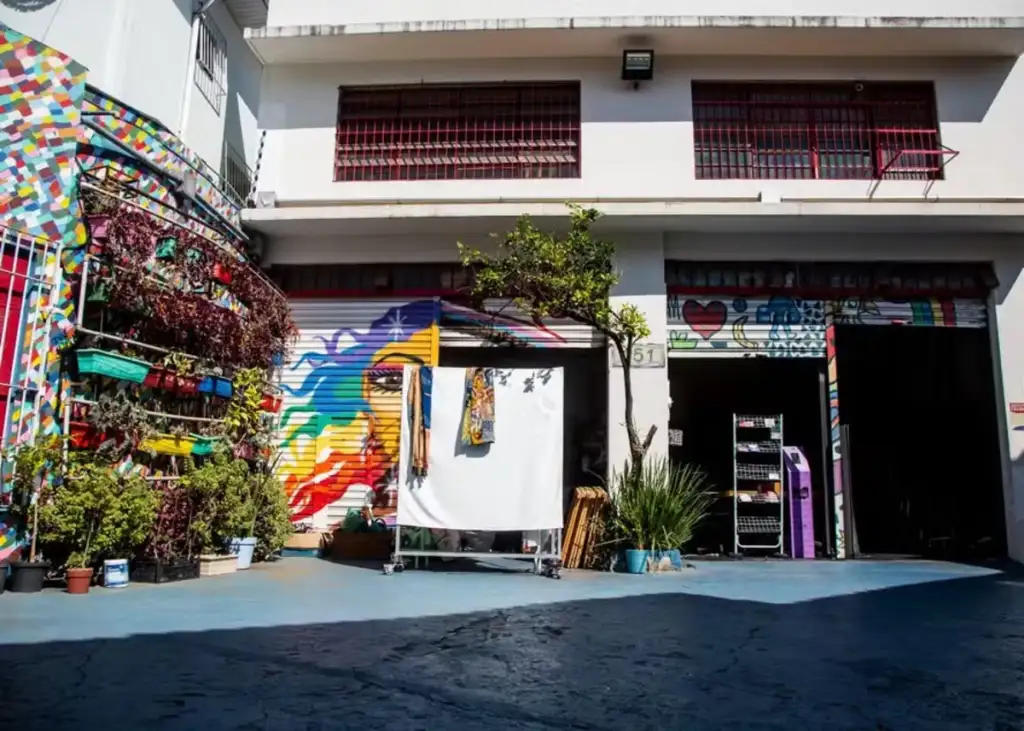 Extinção de programas DEI nos EUA ameaça fechar Casa 1, centro de acolhida a jovens LGBT+ em SP