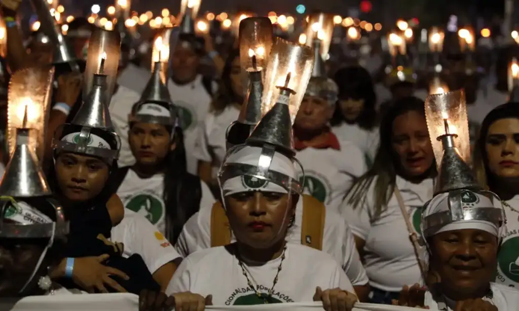 Extrativistas marcham em Belém com porongas acesas por reconhecimento climático na COP30