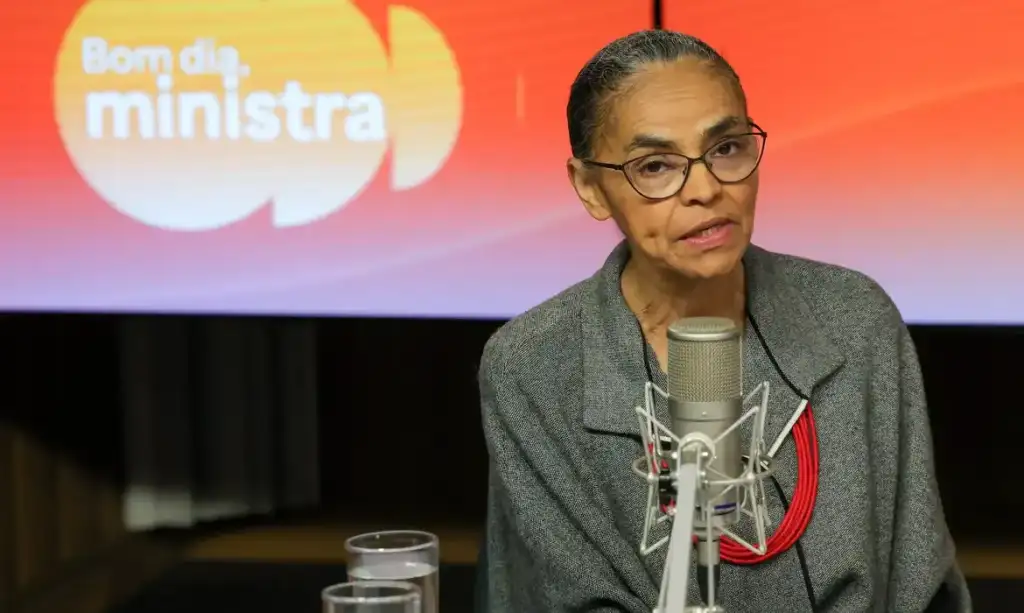 **Marina Silva anuncia que governo pode judicializar derrubada de vetos ao "PL da Devastação"** **Ministra do Meio Ambiente considera inconstitucional a decisão do Congresso que derrubou 56 dos 63 vetos presidenciais à Lei do Licenciamento Ambiental** **BRASÍLIA** - A ministra do Meio Ambiente e Mudança do Clima, Marina Silva, afirmou nesta sexta-feira (28) que o governo federal considera judicializar a decisão do Congresso Nacional que derrubou 56 dos 63 vetos do presidente Luiz Inácio Lula da Silva à Lei Geral do Licenciamento Ambiental (Lei nº 15.190/2025), classificada pela pasta como "PL da Devastação". Durante participação no programa Bom Dia Ministra, Marina Silva argumentou que a derrubada dos vetos deixará os órgãos ambientais sem capacidade de atuação e desamparará a população. "Estamos considerando fortemente [judicializar]. Porque é inconstitucional você passar por cima do artigo 225 da Constituição Federal que diz que todos os cidadãos e cidadãs têm direito a um ambiente saudável", declarou. **Demolição de regras consolidadas** Segundo a ministra, a medida representa uma "verdadeira demolição" de regras ambientais consolidadas há 50 anos nos estados e quase 40 anos no plano federal. "Uma consolidação que, ao longo dessas décadas, evitou centenas de milhares de tragédias. Todas as tragédias evitadas não têm como ser contabilizadas. A gente só olha para aquelas que, infelizmente, não foram evitadas", destacou. Marina Silva citou como exemplo crítico o retorno da Licença por Autodeclaração, que permitiria ao empreendedor declarar espontaneamente sua conformidade com a lei em casos como os desastres de Mariana e Brumadinho. **Riscos no contexto climático** A ministra alertou que a flexibilização das regras ocorre em um momento de "completo desequilíbrio climático", justamente quando seria mais necessária a proteção ambiental. Ela defendeu a manutenção do papel do Conselho Nacional de Meio Ambiente (Conama) no estabelecimento de regras gerais que orientem estados e municípios. "Quando se tem o Conselho Nacional de Meio Ambiente estabelecendo regras gerais e, a partir daí, os estados e municípios se orientando, você tem um sistema com coerência", argumentou. Para Marina Silva, o discurso de modernidade e desenvolvimento adotado para justificar as mudanças no licenciamento ambiental serve para "disfarçar retrocessos e regressões". A ministra foi enfática ao afirmar que "não há desenvolvimento sem clima equilibrado", rebatendo a argumentação de que as leis ambientais atrapalhariam o crescimento econômico. A possível judicialização marca mais um capítulo no embate entre o Executivo e o Legislativo sobre a política ambiental brasileira, com o governo defendendo a manutenção de regras mais rígidas de licenciamento e o Congresso pressionando por maior flexibilização.