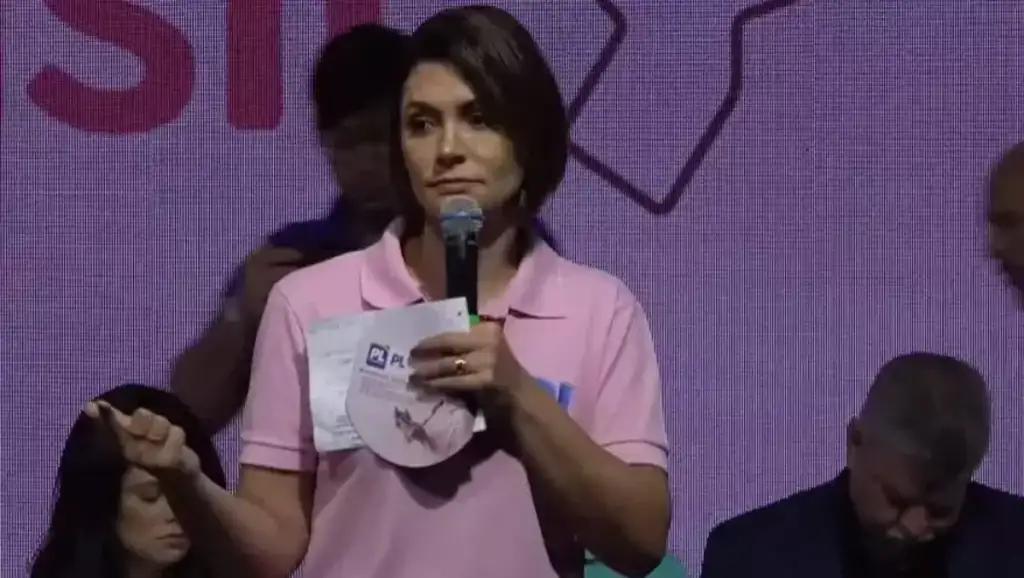 Michelle Bolsonaro alucina para seguidores cegos e diz que Congresso está ‘de joelhos em frente ao STF’