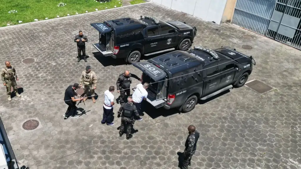 Sete líderes do Comando Vermelho são transferidos para presídios federais após operação mais letal do RJ