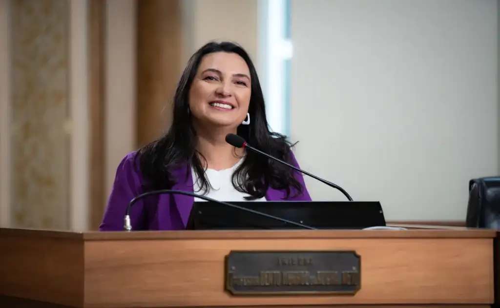 Professora Ângela é acusada de apologia às drogas por distribuir cartilha sobre política de redução de danos para dependentes químicos
