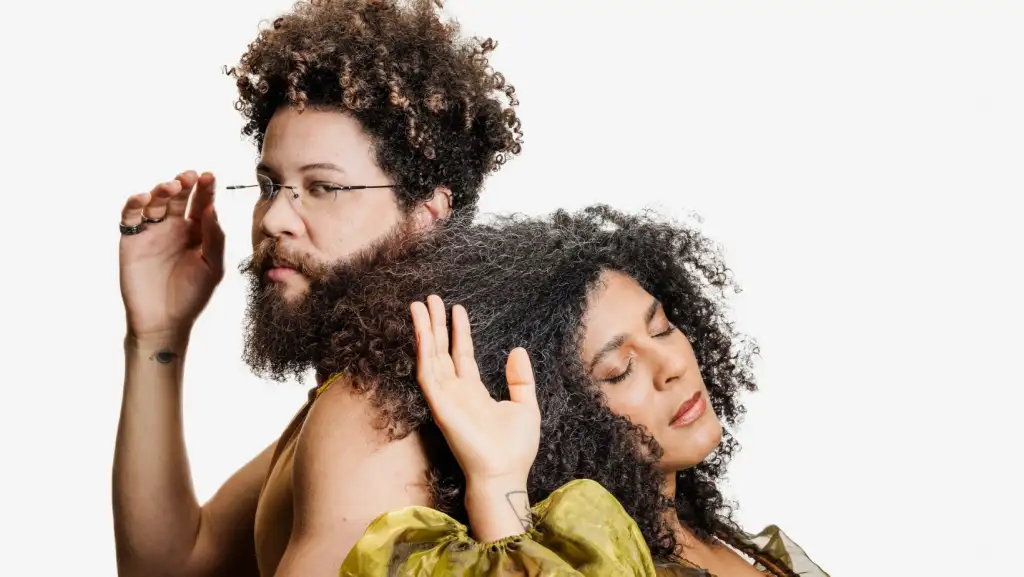 A combinação das trajetórias individuais - Josyara com suas raízes baianas e Martins com sua conexão pernambucana