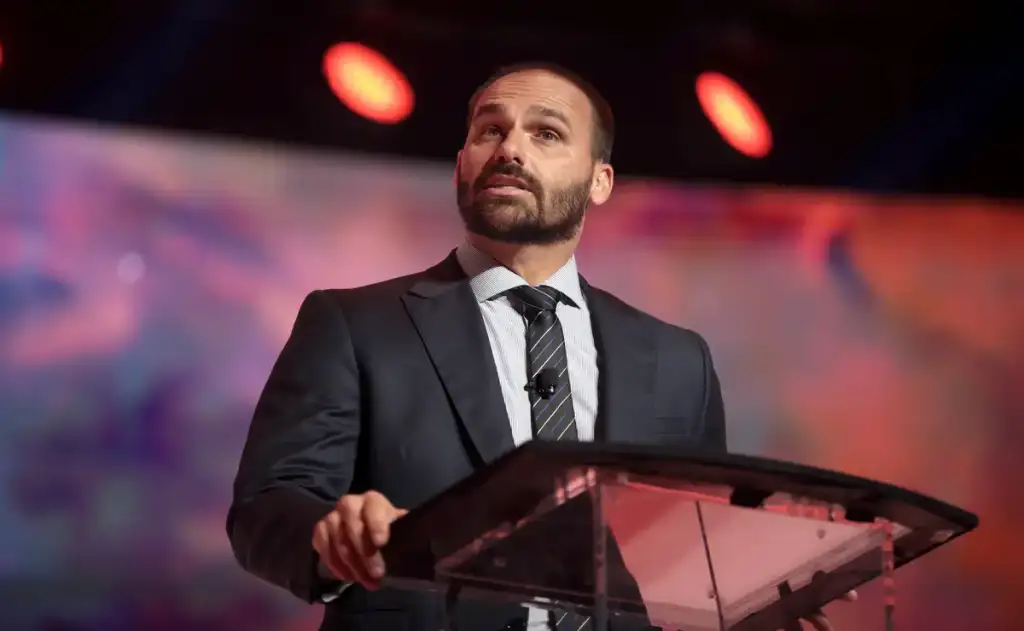 Nas redes sociais, deputado culpa "falta de mobilização da sociedade brasileira" por fracasso de sua articulação contra o País para salvar o pai da cadeia