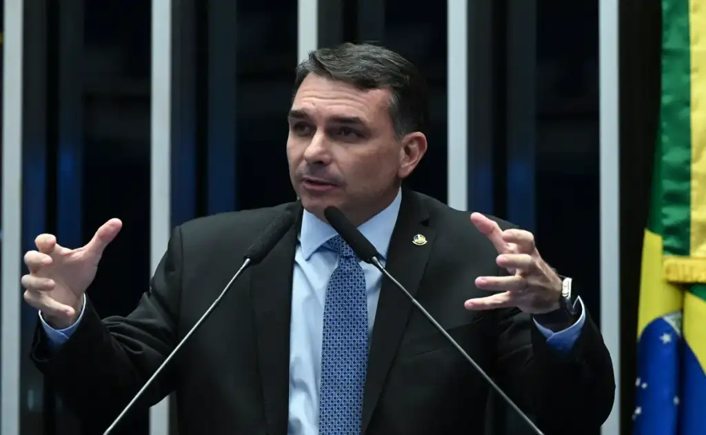 Não é a primeira vez que o senador acaba atingindo indiretamente o pai ao tentar se diferenciar dele