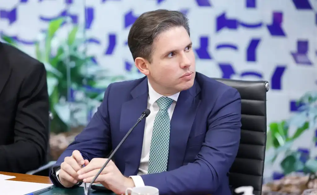 Decisão ocorre em meio à repercussão negativa do lançamento da candidatura de Flávio à presidência por Bolsonaro como forma de forçar o Centrão a votar anistia