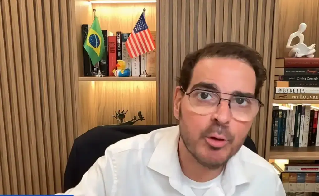 Em um vídeo também postado nesta sexta-feira (12), o blogueiro lamentou o fracasso da articulação bolsonarista nos EUA contra o Brasil