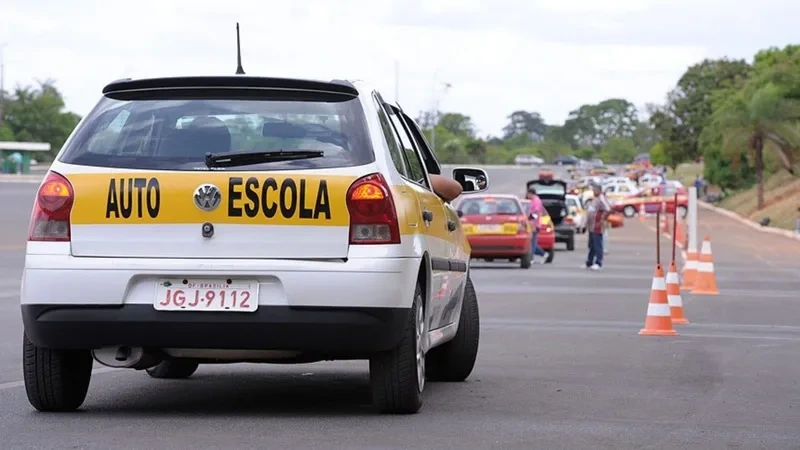 Nova CNH: Regras entram em vigor com aulas online e gratuitas O governo federal lança nesta terça-feira (9) o projeto CNH do Brasil, que reformula as regras para obtenção da Carteira Nacional de Habilitação (CNH) com o objetivo de reduzir em até 80% os custos do processo. A principal mudança é a oferta gratuita e 100% online do curso teórico, além da flexibilização das aulas práticas, cuja carga mínima obrigatória cairá de 20 para 2 horas. A cerimônia de lançamento acontece durante a manhã, no Palácio do Planalto, com a presença do presidente Luiz Inácio Lula da Silva e do ministro dos Transportes, Renan Filho. A medida terá validade imediata após a publicação da resolução do Conselho Nacional de Trânsito (Contran) no Diário Oficial da União. De acordo com o Ministério dos Transportes, cerca de 20 milhões de brasileiros dirigem sem CNH devido à burocracia e aos custos, que podem chegar a R$ 5 mil. “A iniciativa visa aumentar a segurança no trânsito, ao democratizar o acesso à formação”, destacou a pasta. 📰 Leia essa e outras notícias no http://brasilforadacaverna.com.br. Link na BIO🔥 Foto: Lia de Paula