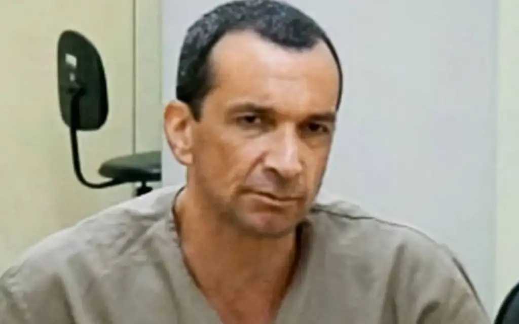 A denúncia do Ministério Público do Estado de São Paulo (MP-SP) contra 175 pessoas acusadas de integrar o Primeiro Comando da Capital (PCC) e cometer crimes como formação de quadrilha armada, tráfico de drogas, homicídios de agentes públicos e posse ilegal de armas prescreveu após 12 anos de tramitação. O processo, iniciado em 2013, incluía entre os denunciados o líder faccional Marcos Willians Herbas Camacho, o Marcola. A defesa de Marcola informou que o Poder Judiciário reconheceu a prescrição “in abstrato”, declarando extinta a punibilidade dos acusados. Em nota, os advogados afirmaram que “a prescrição é um instituto jurídico constitucionalmente assegurado, destinado a garantir segurança jurídica e impedir que o Estado exerça seu poder punitivo de forma ilimitada no tempo”. A denúncia original, apresentada pelo Grupo de Atuação Especial de Repressão ao Crime Organizado (Gaeco) do MP-SP, acusava os investigados de atuarem em uma organização criminosa armada voltada para o tráfico interestadual de drogas, além de envolvimento em roubos, homicídios de policiais e militares, e manutenção de arsenal ilegal. Na época, o Ministério Público havia pedido a prisão preventiva de todos os 175 denunciados. A prescrição ocorre quando o Estado perde o direito de punir um crime após determinado período, calculado com base na pena máxima prevista para o delito. Em casos complexos de crime organizado, o trâmite processual prolongado pode levar ao escoamento desse prazo, especialmente se houver recursos e demoras na instrução.