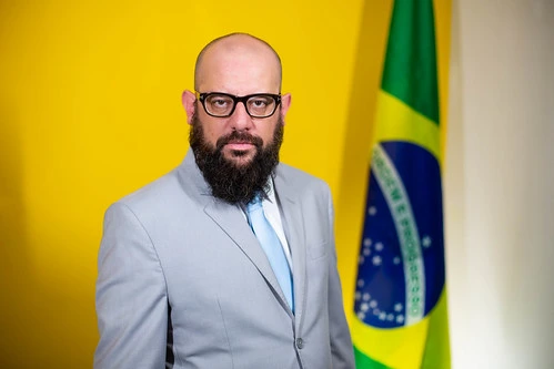 Patético: Vereador do PL de Curitiba vota contra a própria emenda após elogios da bancada petista