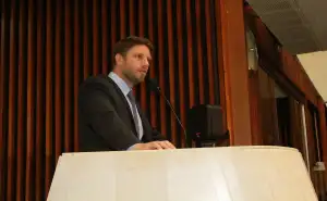 Governo Ratinho admite pagamentos abaixo do valor mercado a fornecedores do programa “Leite das Cria...